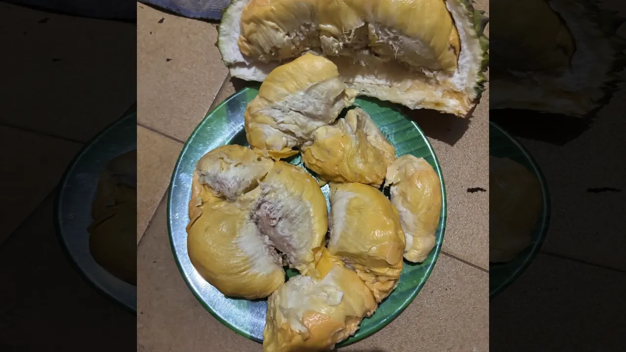 Daging buah durian nan harum maknyus